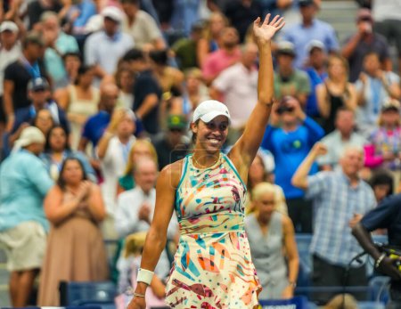 Foto de NUEVA YORK - 4 de septiembre de 2023: La tenista profesional Madison Keys celebra la victoria después de la ronda de 16 partidos contra Jessica Pegula en el Abierto de Estados Unidos 2023 en el Billie Jean King National Tennis Center de Nueva York - Imagen libre de derechos