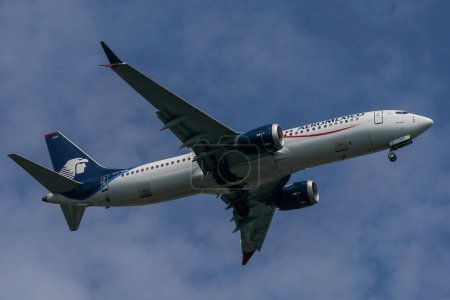 Photo for NEW YORK - JULY 20, 2023: Aeromexico Boeing 737 Max descends for landing at JFK International Airport in New York. Aeromexico is the flag carrier of Mexico, based in Mexico City - Royalty Free Image