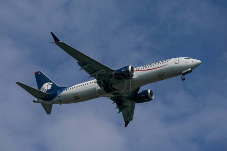 Photo for NEW YORK - JULY 20, 2023: Aeromexico Boeing 737 Max descends for landing at JFK International Airport in New York. Aeromexico is the flag carrier of Mexico, based in Mexico City - Royalty Free Image