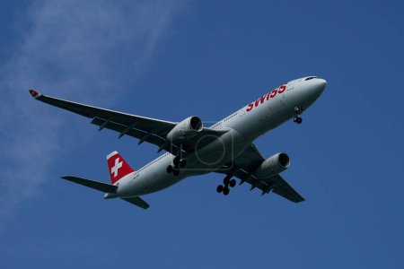 Foto de NUEVA YORK - 20 DE JULIO DE 2023: Swiss Air Airbus A330 desciende para aterrizar en el Aeropuerto Internacional JFK de Nueva York - Imagen libre de derechos