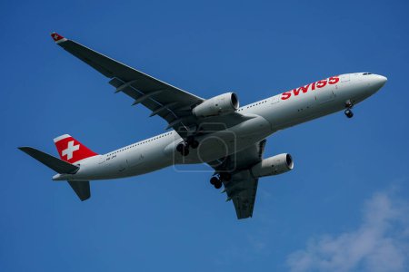 Foto de NUEVA YORK - 20 DE JULIO DE 2023: Swiss Air Airbus A330 desciende para aterrizar en el Aeropuerto Internacional JFK de Nueva York - Imagen libre de derechos