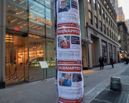 Téléchargez les photos : NEW YORK - 2 NOVEMBRE 2023 : Affiches à Manhattan, New York montrant des Israéliens kidnappés après l'attaque du Hamas le 7 octobre 2023 - en image libre de droit