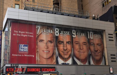 Foto de NUEVA YORK - 2 de noviembre de 2023: La cartelera del Fox News Channel se encuentra en la esquina de la Sexta Avenida y la Calle 47 en Nueva York. Fox Corporation es una multinacional estadounidense de medios de comunicación - Imagen libre de derechos