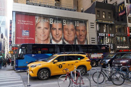 Foto de NUEVA YORK - 2 de noviembre de 2023: La cartelera del Fox News Channel se encuentra en la esquina de la Sexta Avenida y la Calle 47 en Nueva York. Fox Corporation es una multinacional estadounidense de medios de comunicación - Imagen libre de derechos