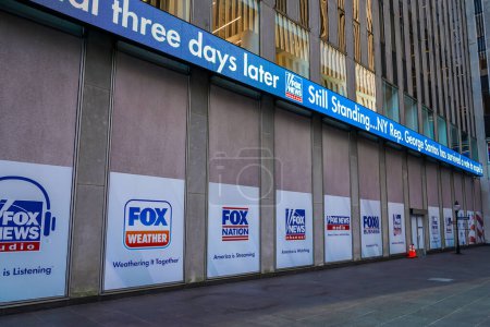 Foto de NUEVA YORK - 2 DE NOVIEMBRE DE 2023: Señalización de Fox News en el edificio de News Corporation en Nueva York. Fox Corporation es una multinacional estadounidense de medios de comunicación con sede en Nueva York. - Imagen libre de derechos
