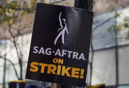 Foto de NUEVA YORK - 2 de noviembre de 2023: Miembros de SAG-AFTRA hacen piquetes frente a NBC Studios en Midtown Manhattan, mientras 160.000 miembros de SAG-AFTRA continúan la huelga - Imagen libre de derechos