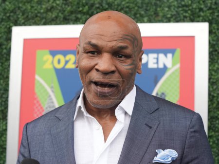Foto de NUEVA YORK - 28 de agosto de 2023: Mike Tyson, ex campeón de boxeo en la alfombra azul antes de la ceremonia de apertura del Abierto de Estados Unidos en el USTA National Tennis Center en Nueva York - Imagen libre de derechos