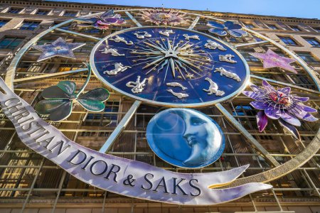 Téléchargez les photos : NEW YORK - 2 NOVEMBRE 2023 : Saks and Dior Team for Holiday Extravaganza Création du carrousel de rêves de Dior à Saks Fifth Avenue avec un zodiaque géant de 10 étages à Midtown Manhattan, New York - en image libre de droit