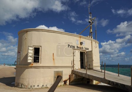 Foto de RIVIERA BEACH, FLORIDA - 7 de noviembre de 2023: The Pump House en Singer Island, Florida. En 1958 se construyó una planta de transferencia de arena para evitar la arena a través de la entrada a la playa sur en Palm Beach - Imagen libre de derechos