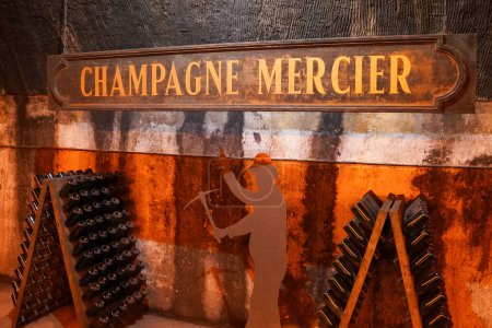 Foto de EPERNAY, FRANCIA - 27 DE MAYO DE 2022: Dentro de las bodegas Champagne Mercier accesibles en tren sin conductor en Epernay, Francia - Imagen libre de derechos