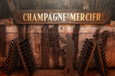 Foto de EPERNAY, FRANCIA - 27 DE MAYO DE 2022: Dentro de las bodegas Champagne Mercier accesibles en tren sin conductor en Epernay, Francia - Imagen libre de derechos