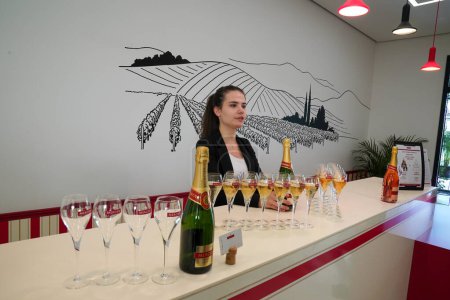 Foto de EPERNAY, FRANCIA - 27 DE MAYO DE 2022: Sesión de cata guiada por sommelier en el Centro de Visitantes Champagne Mercier en la Avenida de Champagne en Epernay, Capitolio de Champagne, Francia - Imagen libre de derechos