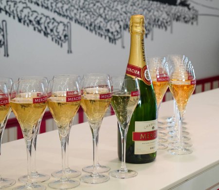 Foto de EPERNAY, FRANCIA - 27 DE MAYO DE 2022: Zona de degustación en Champagne Mercier Visitor Centre en The Avenue de Champagne en Epernay, Capitolio de Champagne, Francia - Imagen libre de derechos