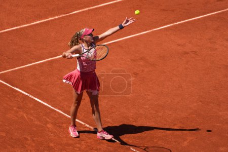 Téléchargez les photos : PARIS, FRANCE - 3 JUIN 2023 : La joueuse de tennis professionnelle Mirra Andreeva de Russie en action lors de la troisième manche féminine contre Coco Gauff des États-Unis à 2023 Roland Garros à Paris, France - en image libre de droit