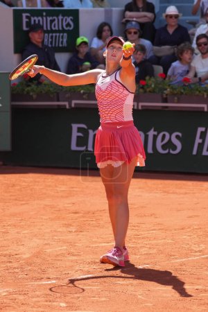 Téléchargez les photos : PARIS, FRANCE - 3 JUIN 2023 : La joueuse de tennis professionnelle Mirra Andreeva de Russie en action lors de la troisième manche féminine contre Coco Gauff des États-Unis à 2023 Roland Garros à Paris, France - en image libre de droit
