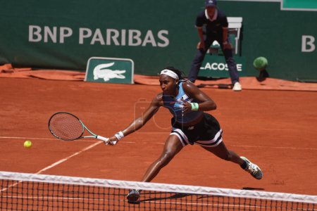 Téléchargez les photos : PARIS, FRANCE - 3 JUIN 2023 : Coco Gauff, joueuse de tennis professionnelle des États-Unis en action lors de la troisième manche féminine contre Mirra Andreeva, de Russie, au 2023 Roland Garros à Paris, France - en image libre de droit