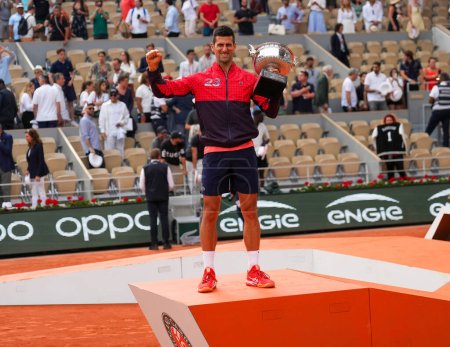 Foto de PARÍS, FRANCIA - 11 DE JUNIO DE 2023: 2023 Novak Djokovic, campeón de Roland Garros de Serbia, durante la presentación del trofeo después del partido final masculino contra Casper Ruud de Noruega en el Court Philippe Chatrier - Imagen libre de derechos