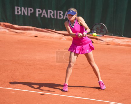 Foto de PARÍS, FRANCIA - 29 DE MAYO DE 2023: La tenista profesional Dayana Yastremska de Ucrania en acción durante el partido femenino de primera ronda contra Donna Vekic de Croacia en 2023 Roland Garros en París - Imagen libre de derechos