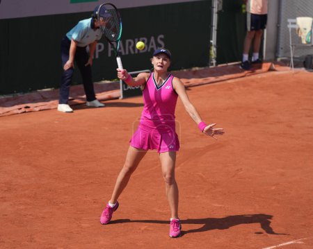 Téléchargez les photos : PARIS, FRANCE - 29 MAI 2023 : La joueuse de tennis professionnelle Dayana Yastremska d'Ukraine en action lors du match de première ronde féminin contre Donna Vekic de Croatie à 2023 Roland Garros à Paris - en image libre de droit