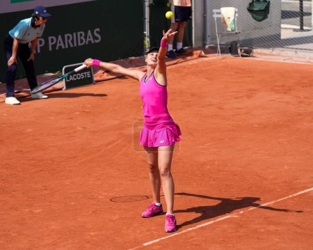 Téléchargez les photos : PARIS, FRANCE - 29 MAI 2023 : La joueuse de tennis professionnelle Dayana Yastremska d'Ukraine en action lors du match de première ronde féminin contre Donna Vekic de Croatie à 2023 Roland Garros à Paris - en image libre de droit