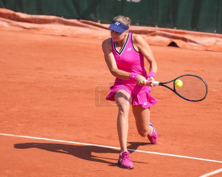 Téléchargez les photos : PARIS, FRANCE - 29 MAI 2023 : La joueuse de tennis professionnelle Dayana Yastremska d'Ukraine en action lors du match de première ronde féminin contre Donna Vekic de Croatie à 2023 Roland Garros à Paris, France - en image libre de droit
