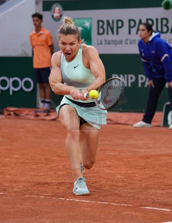 Téléchargez les photos : PARIS, FRANCE - 24 MAI 2022 : Simona Halep, joueuse de tennis professionnelle roumaine en action lors d'un match de première ronde féminin à Paris en 2022 Roland Garros - en image libre de droit
