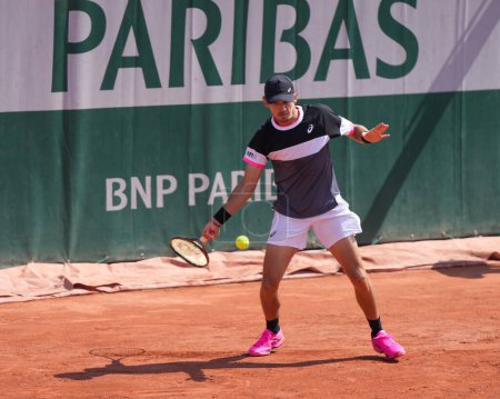 Téléchargez les photos : PARIS, FRANCE - 29 MAI 2023 : Le joueur de tennis professionnel Alex de Minaur d'Australie en action lors de son premier match contre Ilya Ivashka de Biélorussie à 2023 Roland Garros à Paris, France - en image libre de droit