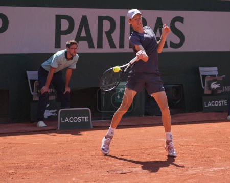 Téléchargez les photos : PARIS, FRANCE - 1 JUIN 2023 : Joueur de tennis professionnel Jannik Sinner d'Italie en action lors de son match de deuxième tour contre Daniel Altmaier d'Allemagne à 2023 Roland Garros à Paris, France - en image libre de droit