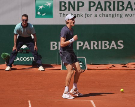 Téléchargez les photos : PARIS, FRANCE - 1 JUIN 2023 : Joueur de tennis professionnel Jannik Sinner d'Italie en action lors de son match de deuxième tour contre Daniel Altmaier d'Allemagne à 2023 Roland Garros à Paris, France - en image libre de droit