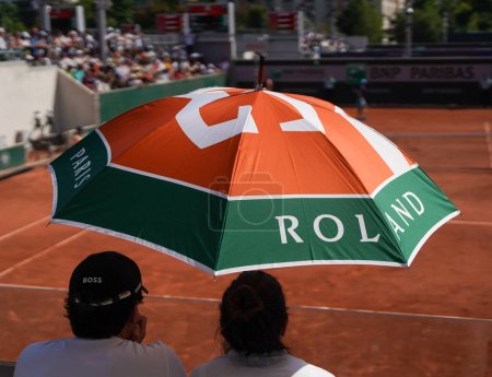 Téléchargez les photos : PARIS, FRANCE - 2 JUIN 2023 : Eventails de tennis sous parapluie lors d'une journée ensoleillée au 2023 Roland Garros à Paris, France - en image libre de droit