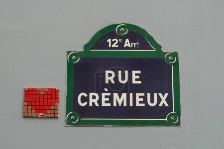 Foto de PARÍS, FRANCIA - 4 DE JUNIO DE 2023: Señal de calle Cremieux Street (Rue Cremieux) en París, Francia. Rue Cremieux en el distrito 12 es una de las calles residenciales más bonitas de París - Imagen libre de derechos