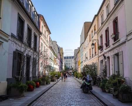 Foto de PARÍS, FRANCIA - 4 DE JUNIO DE 2023: Casas de colores en la calle Cremieux (Rue Cremieux) en París, Francia. Rue Cremieux en el distrito 12 es una de las calles residenciales más bonitas de París - Imagen libre de derechos