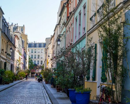 Foto de PARÍS, FRANCIA - 4 DE JUNIO DE 2023: Casas de colores en la calle Cremieux (Rue Cremieux) en París, Francia. Rue Cremieux en el distrito 12 es una de las calles residenciales más bonitas de París - Imagen libre de derechos