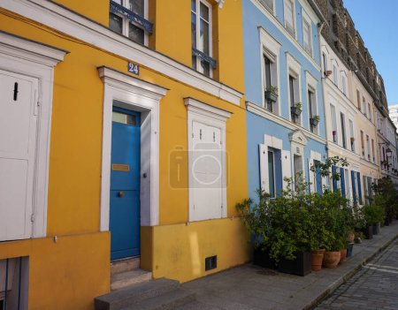 Téléchargez les photos : PARIS, FRANCE - 4 JUIN 2023 : Maisons colorées rue Cremieux à Paris, France. La rue Cremieux dans le 12ème arrondissement est l'une des plus belles rues résidentielles de Paris - en image libre de droit