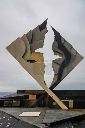 Téléchargez les photos : Le monument du cap Horn, en forme d'albatros, commémore la vie de milliers de marins qui ont péri en tentant de naviguer autour du cap. - en image libre de droit