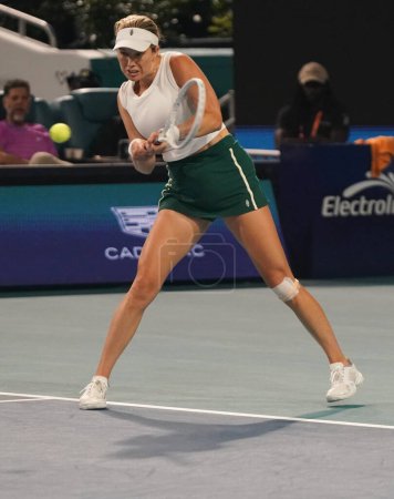 Photo for MIAMI GARDENS, FLORIDA - MARCH 28, 2024: Danielle Collins of United States in action during semi-final match against Ekaterina Alexandrova of Russia at 2024 Miami Open at the Hard Rock Stadium in Miami Gardens - Royalty Free Image