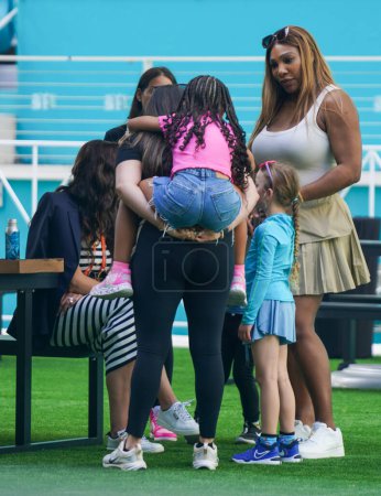 Téléchargez les photos : MIAMI GARDENS, FLORIDE - 29 MARS 2024 : Serena Williams et sa fille Alexis Olympia Ohanian visitent 2024 Miami Journée portes ouvertes 13 au Hard Rock Stadium de Miami Gardens, Floride - en image libre de droit