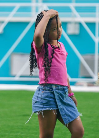 Foto de MIAMI GARDENS, FLORIDA - 29 DE MARZO DE 2024: Alexis Olympia Ohanian con su madre Serena Williams visita Miami Open day 13 en el Hard Rock Stadium en Miami Gardens, Florida - Imagen libre de derechos