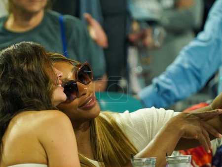 Foto de MIAMI GARDENS, FLORIDA - 29 DE MARZO DE 2024: Serena Williams con amigos asiste al partido de semifinales del Abierto de Miami 2024 entre Grigor Dimitrov y Alexander Zverev en el Hard Rock Stadium en Miami Gardens, Florida - Imagen libre de derechos