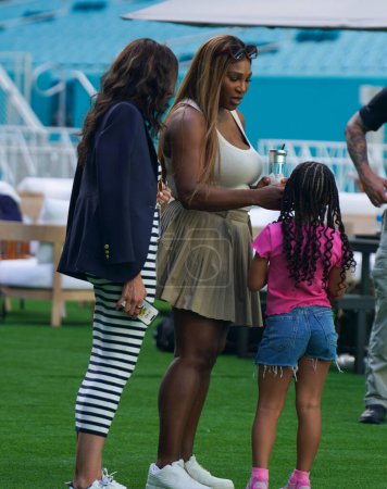 Foto de MIAMI GARDENS, FLORIDA - 29 DE MARZO DE 2024: Serena Williams y su hija Alexis Olympia Visita Ohanian 2024 Miami Open day 13 at Hard Rock Stadium in Miami Gardens, Florida - Imagen libre de derechos
