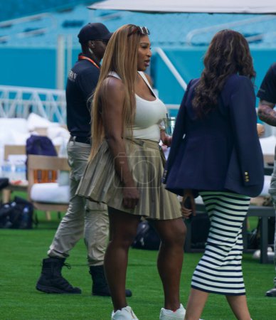 Foto de MIAMI GARDENS, FLORIDA - 29 DE MARZO DE 2024: Serena Williams y su hija Alexis Olympia Visita Ohanian 2024 Miami Open day 13 at Hard Rock Stadium in Miami Gardens, Florida - Imagen libre de derechos
