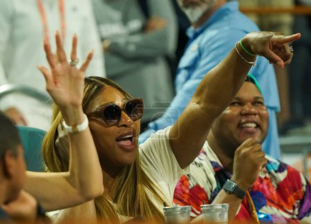 Téléchargez les photos : MIAMI GARDENS, FLORIDE - 29 MARS 2024 : Serena Williams avec des amis assiste au match de demi-finale 2024 Miami Open entre Grigor Dimitrov et Alexander Zverev au Hard Rock Stadium à Miami Gardens, Floride - en image libre de droit