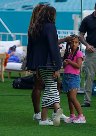 Téléchargez les photos : MIAMI GARDENS, FLORIDE - 29 MARS 2024 : Serena Williams et sa fille Alexis Olympia Ohanian visitent 2024 Miami Journée portes ouvertes 13 au Hard Rock Stadium de Miami Gardens, Floride - en image libre de droit