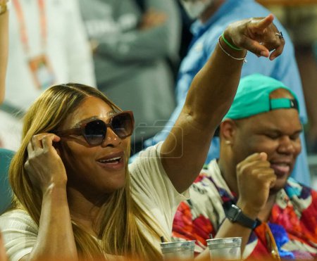 Foto de MIAMI GARDENS, FLORIDA - 29 DE MARZO DE 2024: Serena Williams con amigos asiste al partido de semifinales del Abierto de Miami 2024 entre Grigor Dimitrov y Alexander Zverev en el Hard Rock Stadium en Miami Gardens, Florida - Imagen libre de derechos
