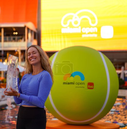 Photo for MIAMI GARDENS, FLORIDA - MARCH 30, 2024: 2024 Miami Open Champion Danielle Collins of USA poses with the champions trophy after defeating Elena Rybakina of Kazakhstan in the women's singles final match at Hard Rock Stadium in Miami Gardens - Royalty Free Image