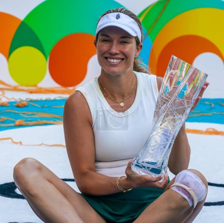 Photo for MIAMI GARDENS, FLORIDA - MARCH 30, 2024: 2024 Miami Open Champion Danielle Collins of USA poses with champions trophy after defeating Elena Rybakina of Kazakhstan in the women's singles final match at Hard Rock Stadium in Miami Gardens - Royalty Free Image