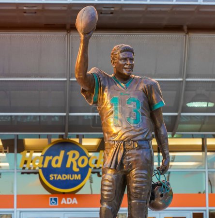 Téléchargez les photos : MIAMI GARDENS, FLORIDE - 30 MARS 2024 : Statue du Hall of Fame Le quarterback des dauphins Dan Marino devant le Hard Rock Stadium à Miami Gardens, Floride - en image libre de droit