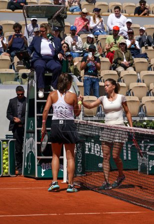 Téléchargez les photos : PARIS, FRANCE - MAY 30, 2022: Professional tennis players Camila Giorgi of Italy (R) and Daria Kasatkina of Russia embrace by the net after 2022 Roland Garros round 4 match at Court Suzanne Lenglen in Paris, France - en image libre de droit