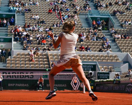 Téléchargez les photos : PARIS, FRANCE - MAY 30, 2022: Professional tennis player Camila Giorgi of Italy in action during her round 4 match against Daria Kasatkina of Russia at Court Suzanne Lenglen during 2022 Roland Garros in Paris, France - en image libre de droit