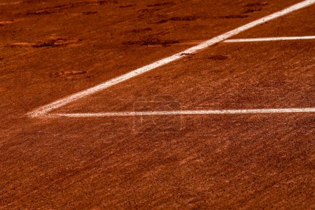 Téléchargez les photos : Terrain de tennis en argile rouge prêt pour le match - en image libre de droit